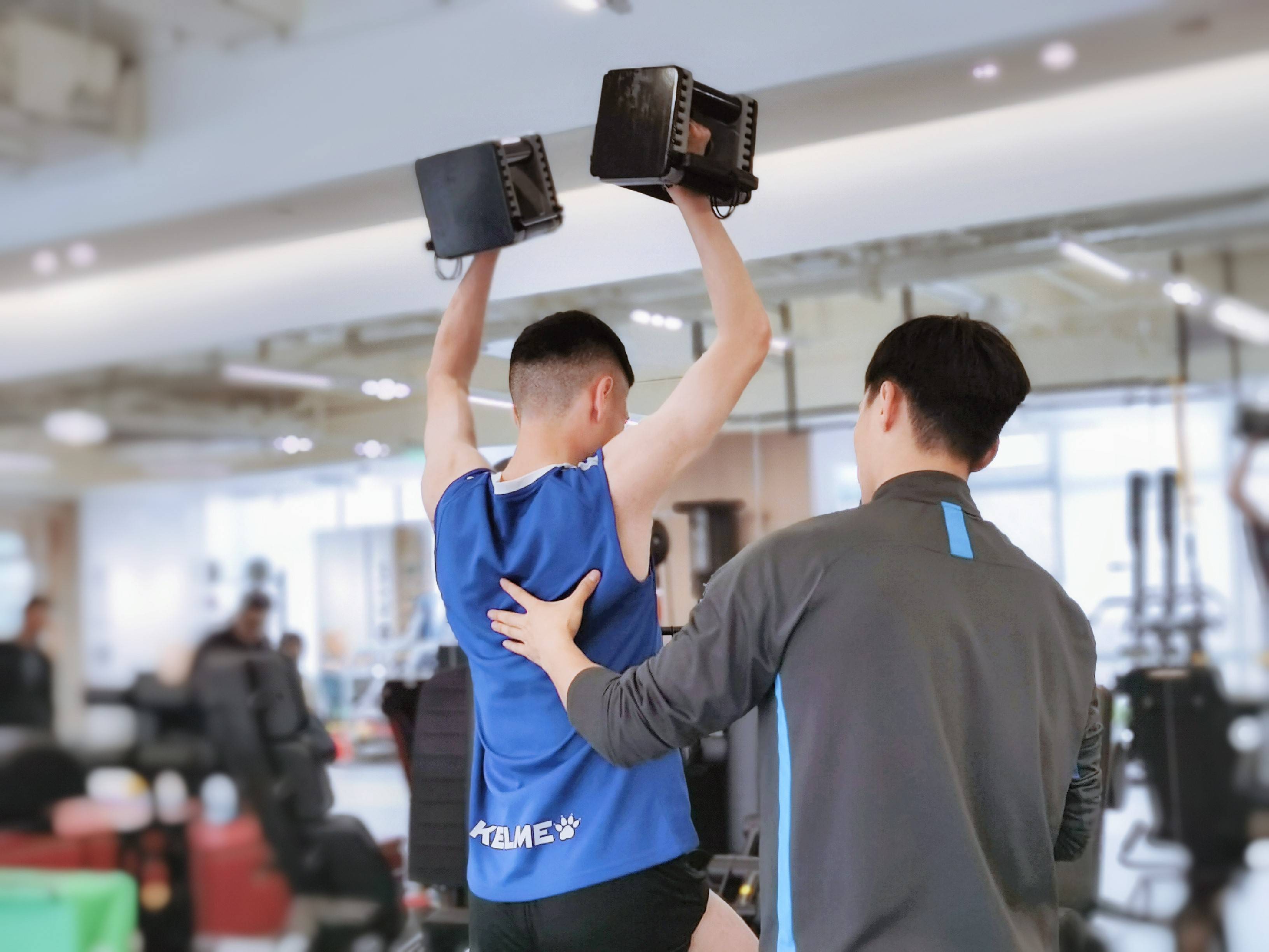 事关货币政策等潘功胜最新发声；马斯克正式发布Terafab项目：目标年产1太瓦算力主要于太空部署；霍尔木兹海峡“梗阻”冲击氦气供应链暴涨40%！——《投资早参(图1)