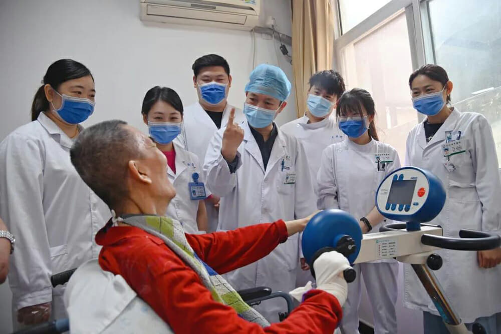 综述:数字可穿戴设备支持2型糖尿病患者运动自我管理的行为改变路径:一项结合机器学习辅助文本挖掘的范围综述(图1)